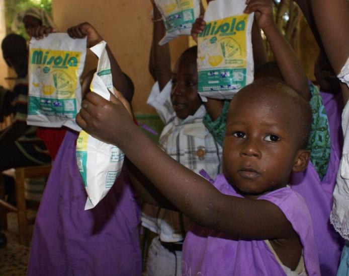 Les enfants et la farine MISOLA